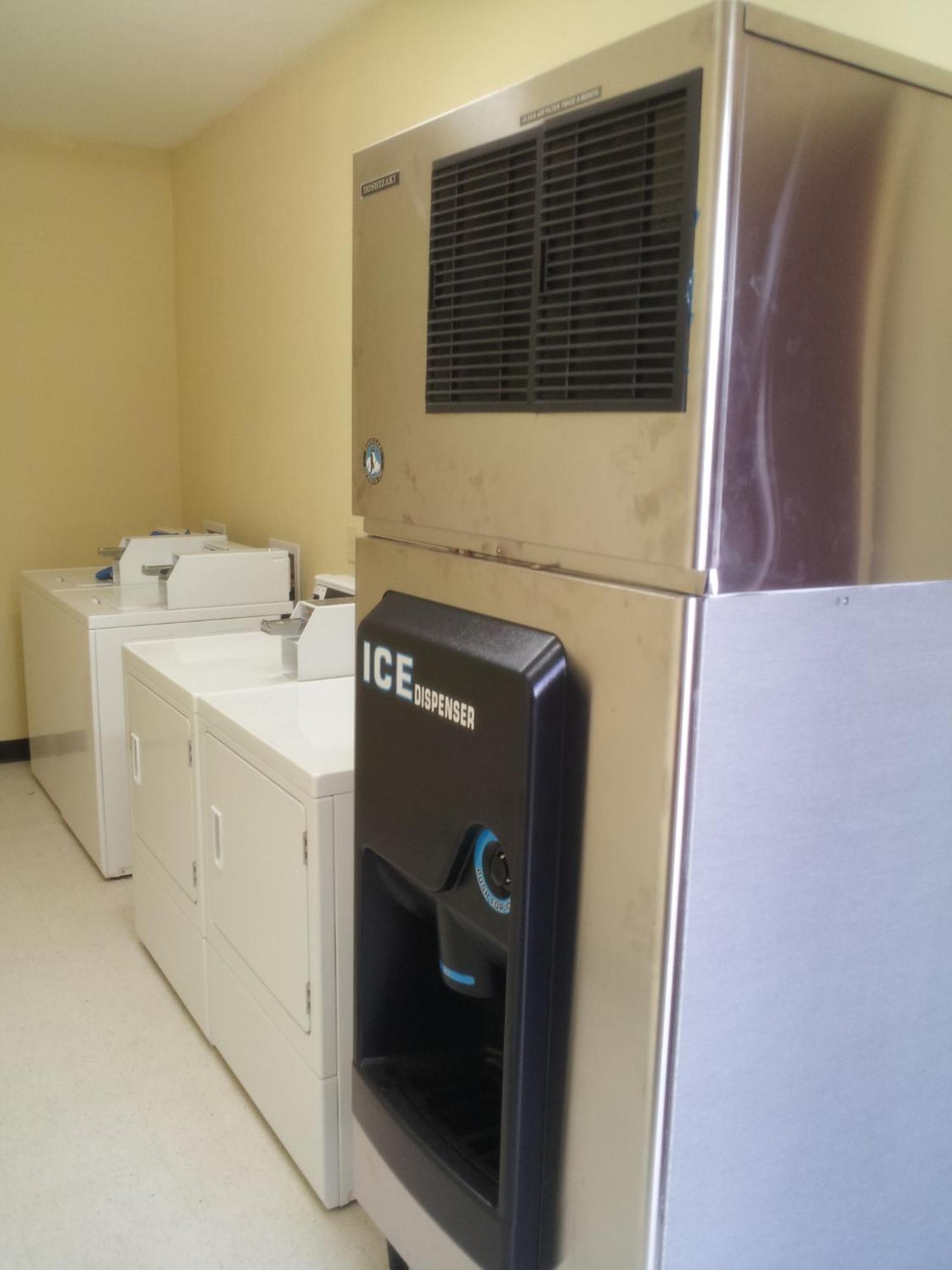 Pearsall Inn And Suites Εξωτερικό φωτογραφία