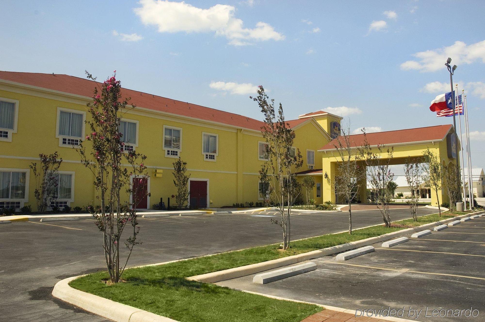 Pearsall Inn And Suites Εξωτερικό φωτογραφία