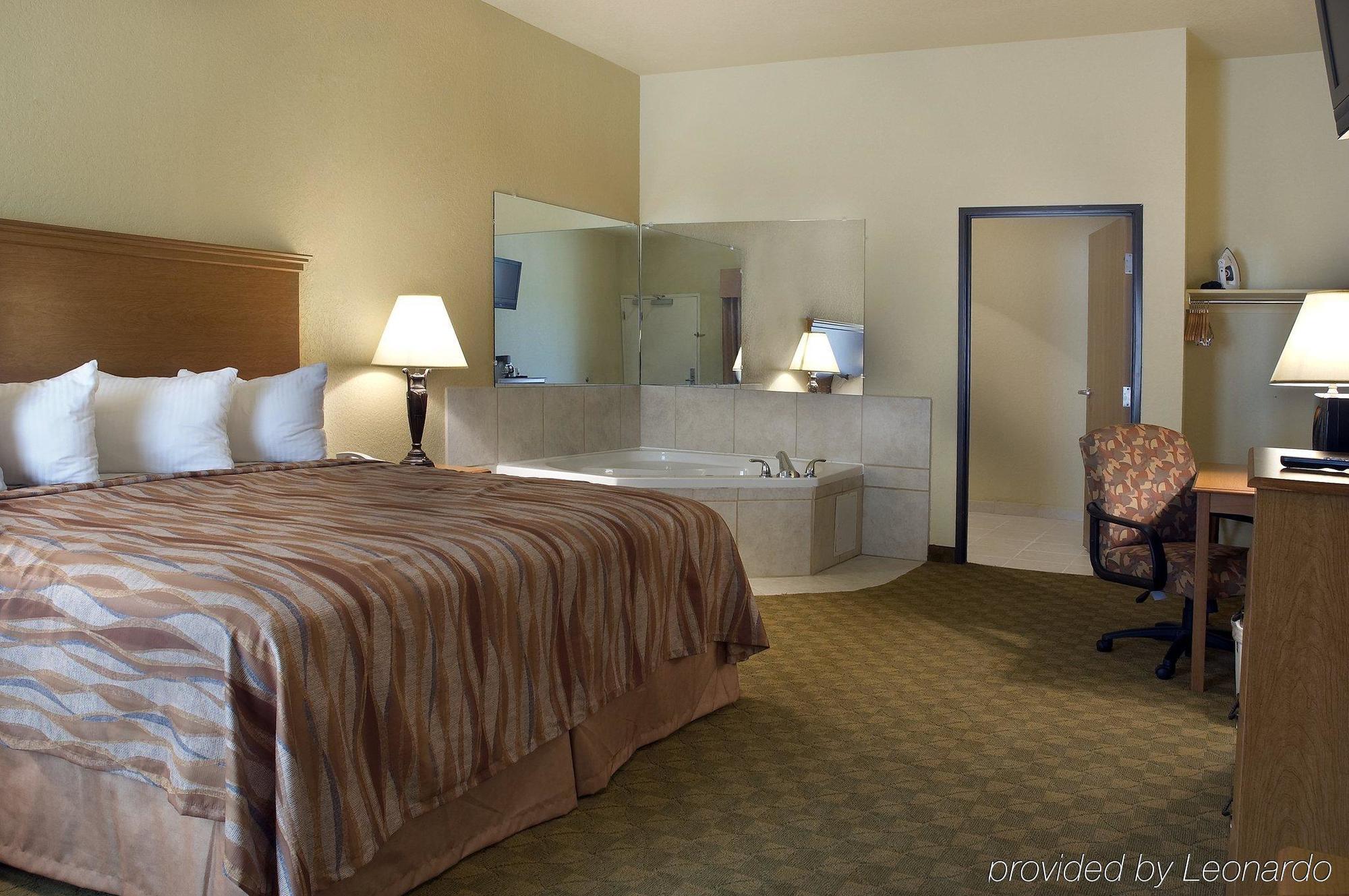Pearsall Inn And Suites Δωμάτιο φωτογραφία