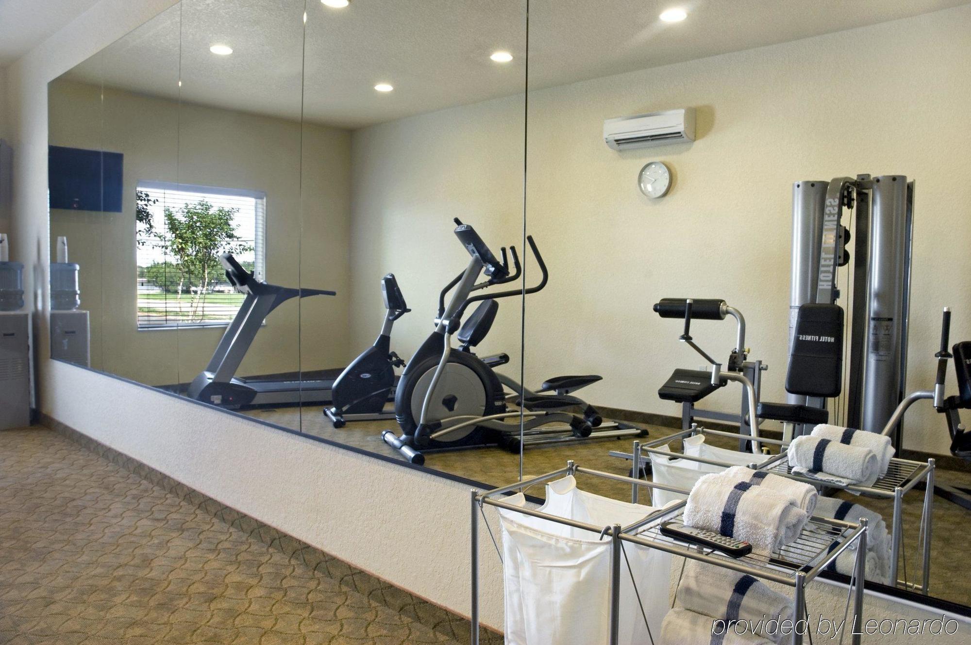Pearsall Inn And Suites Ανέσεις φωτογραφία