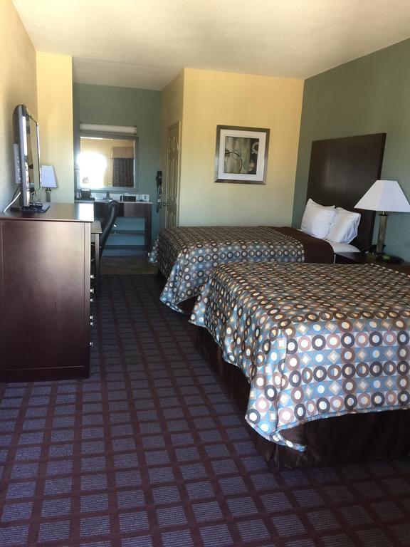 Pearsall Inn And Suites Εξωτερικό φωτογραφία