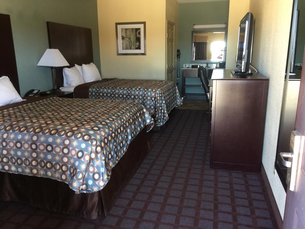 Pearsall Inn And Suites Εξωτερικό φωτογραφία