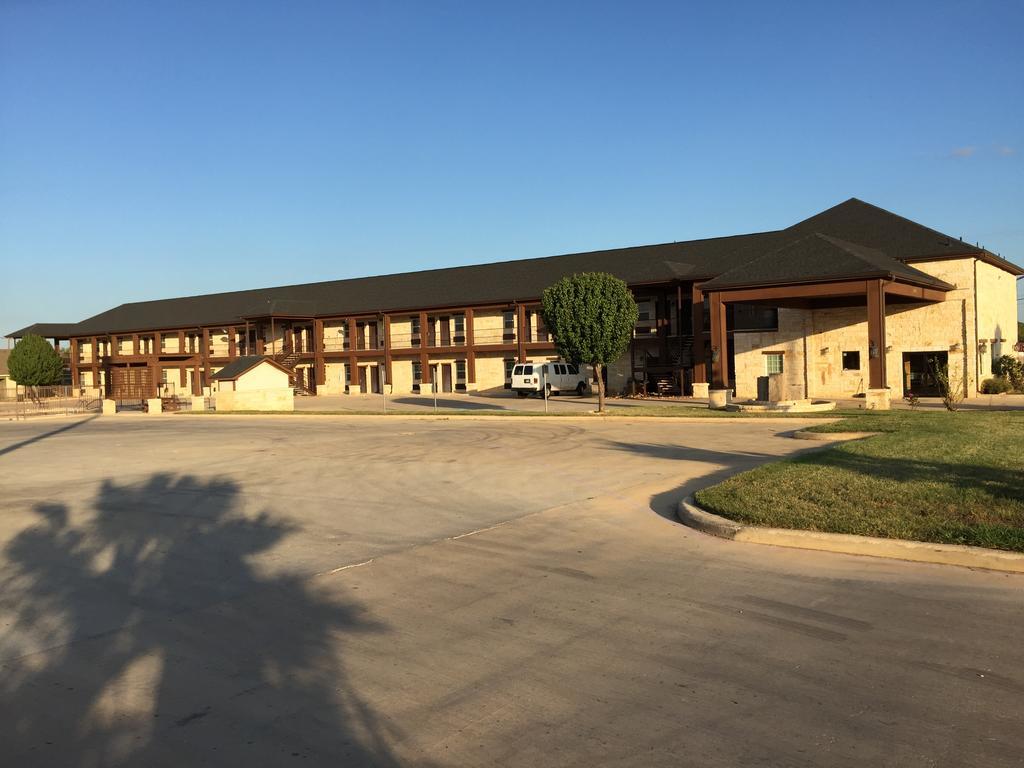 Pearsall Inn And Suites Εξωτερικό φωτογραφία