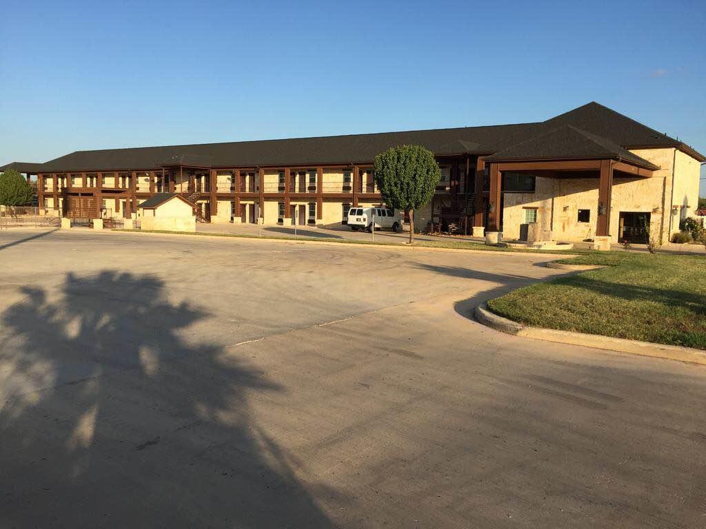 Pearsall Inn And Suites Εξωτερικό φωτογραφία