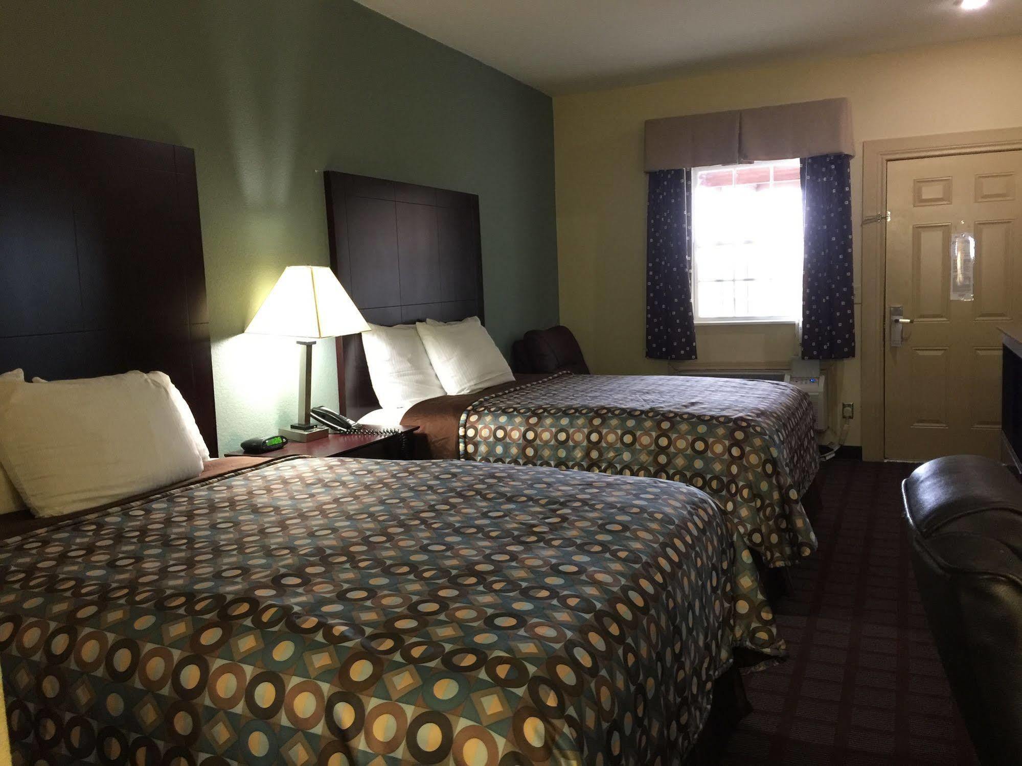 Pearsall Inn And Suites Εξωτερικό φωτογραφία