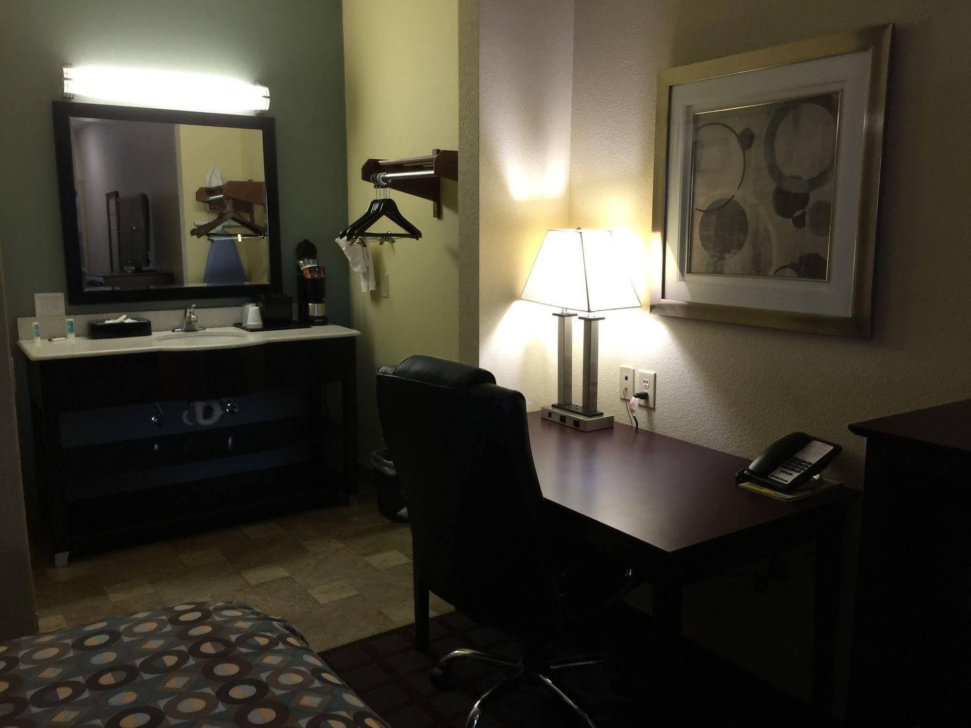 Pearsall Inn And Suites Εξωτερικό φωτογραφία