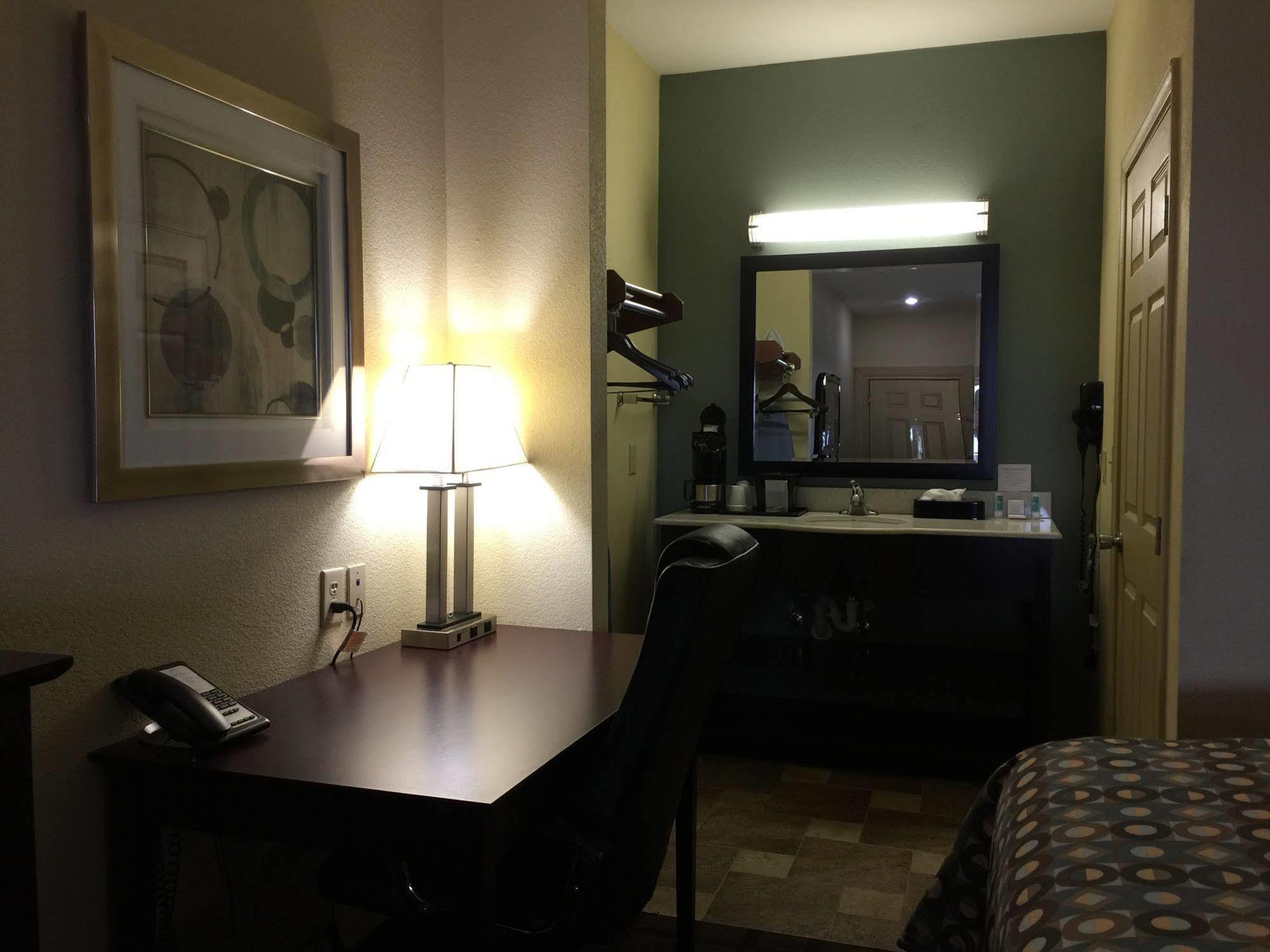 Pearsall Inn And Suites Εξωτερικό φωτογραφία