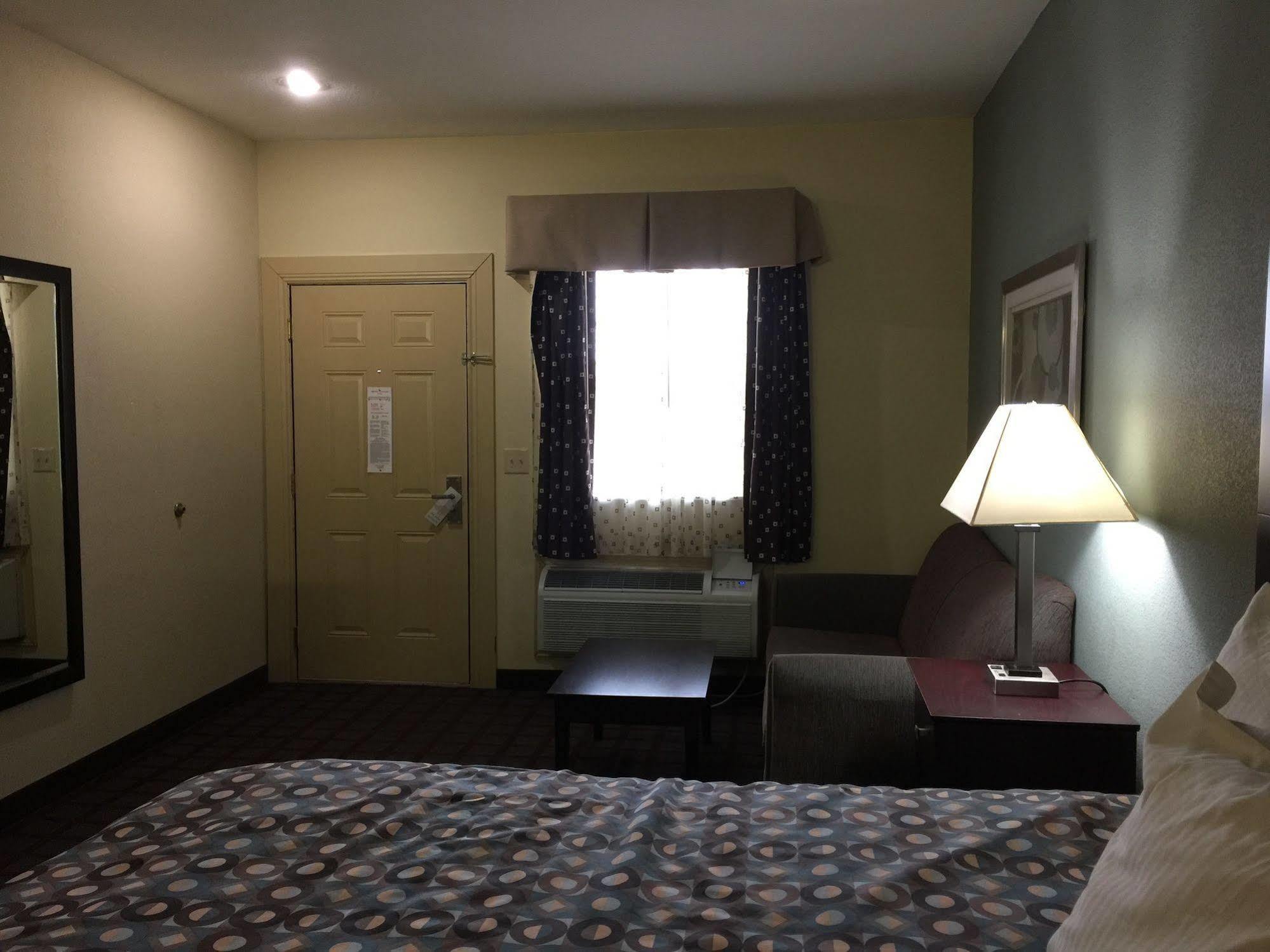 Pearsall Inn And Suites Εξωτερικό φωτογραφία