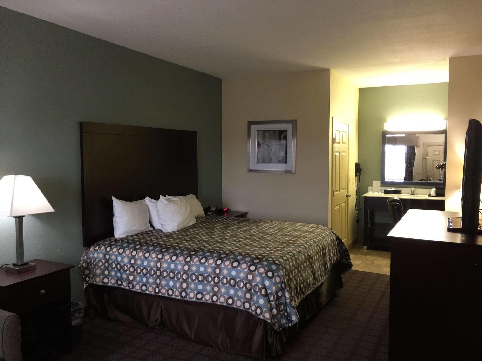 Pearsall Inn And Suites Εξωτερικό φωτογραφία
