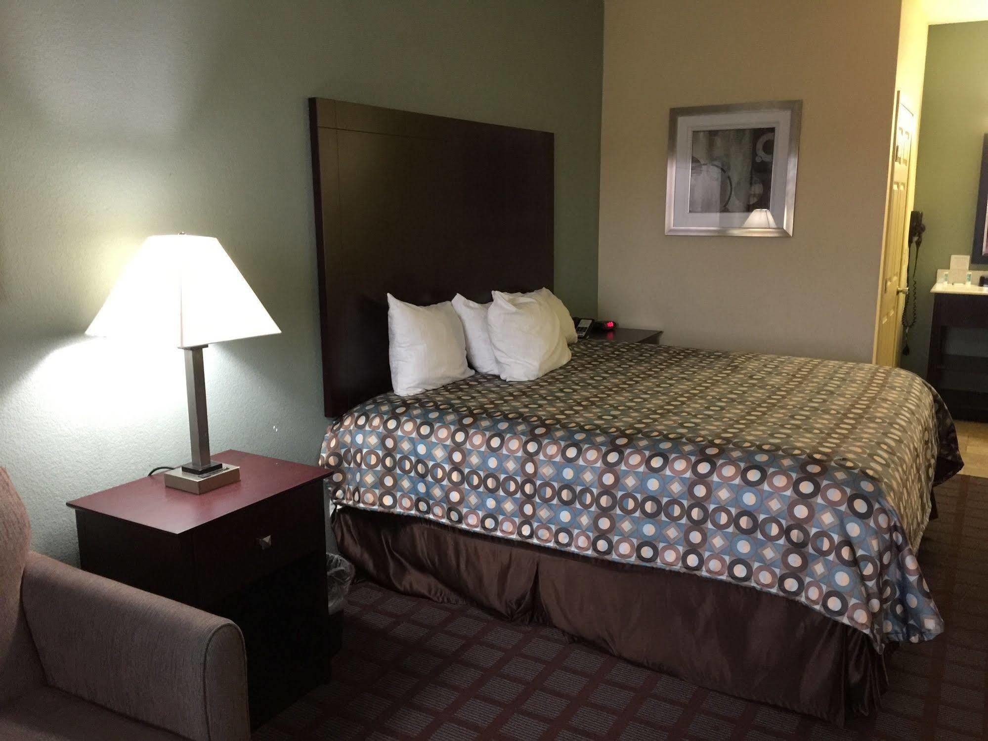 Pearsall Inn And Suites Εξωτερικό φωτογραφία