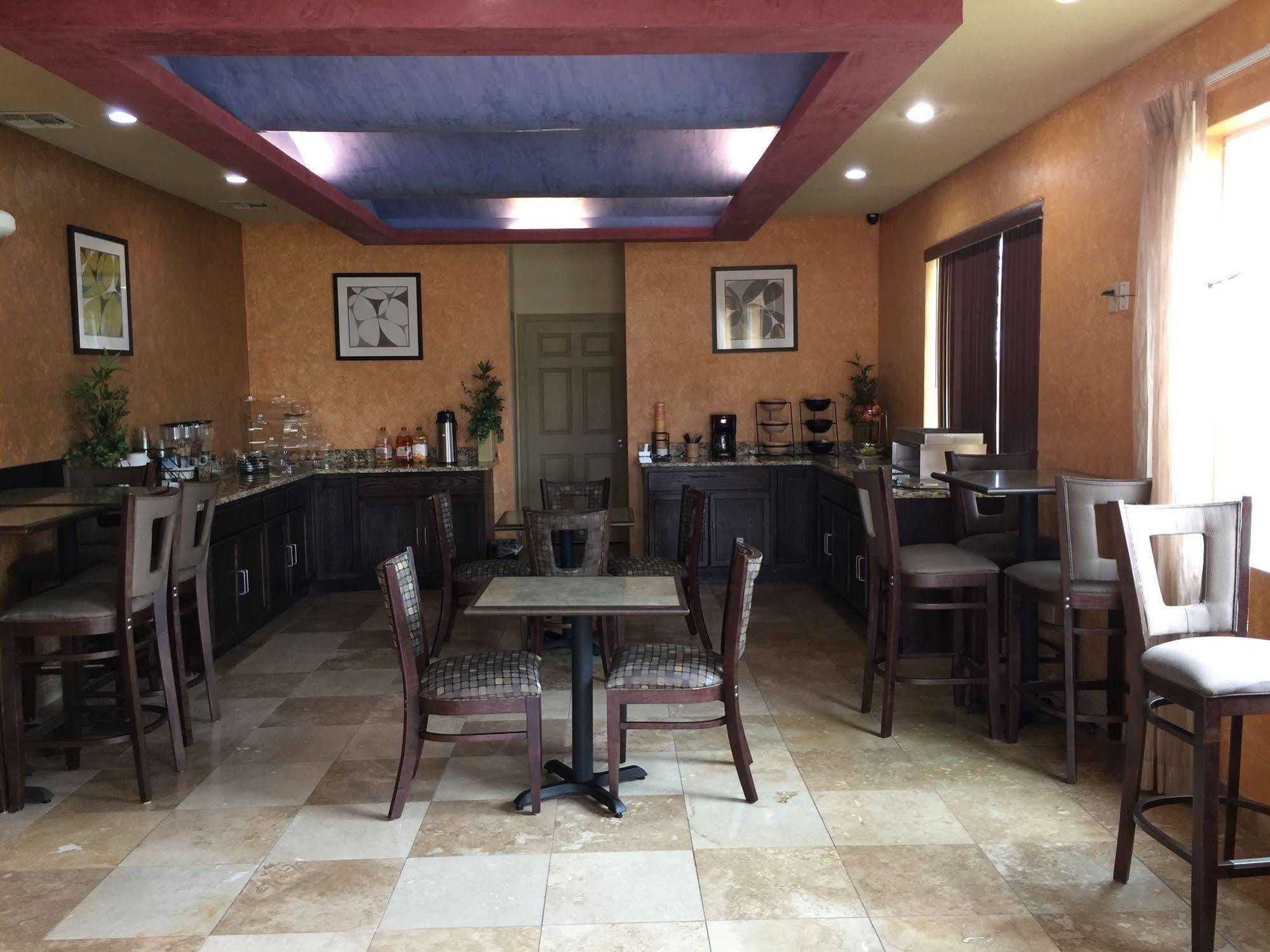 Pearsall Inn And Suites Εξωτερικό φωτογραφία