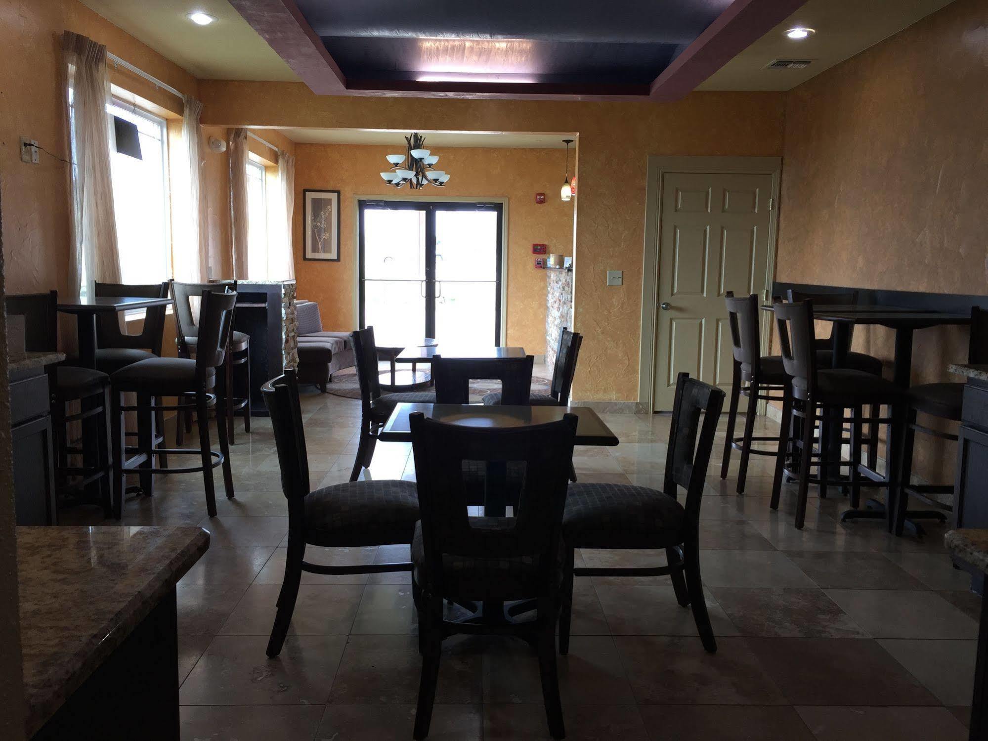 Pearsall Inn And Suites Εξωτερικό φωτογραφία