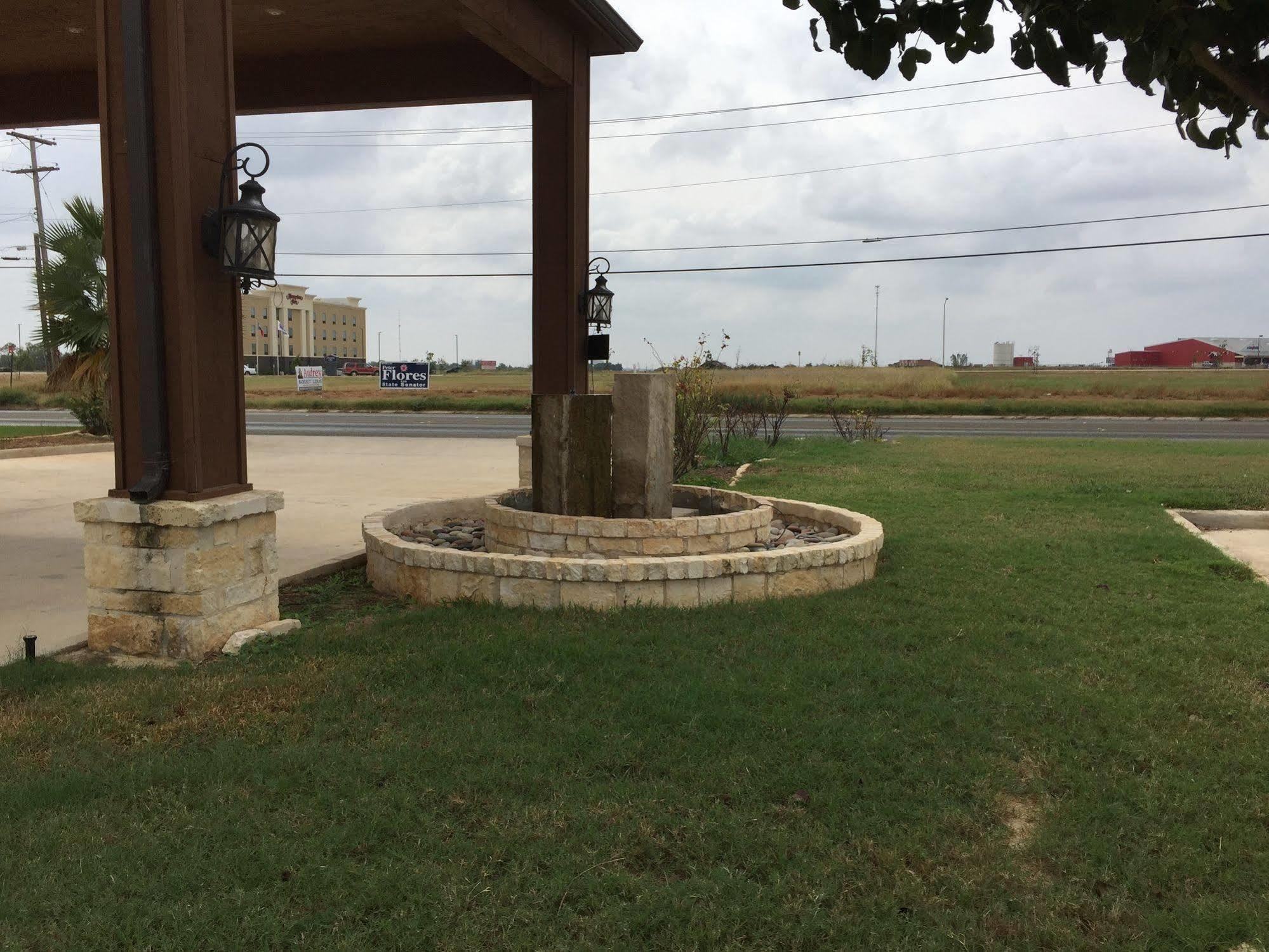 Pearsall Inn And Suites Εξωτερικό φωτογραφία