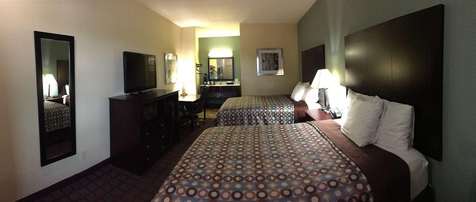 Pearsall Inn And Suites Εξωτερικό φωτογραφία