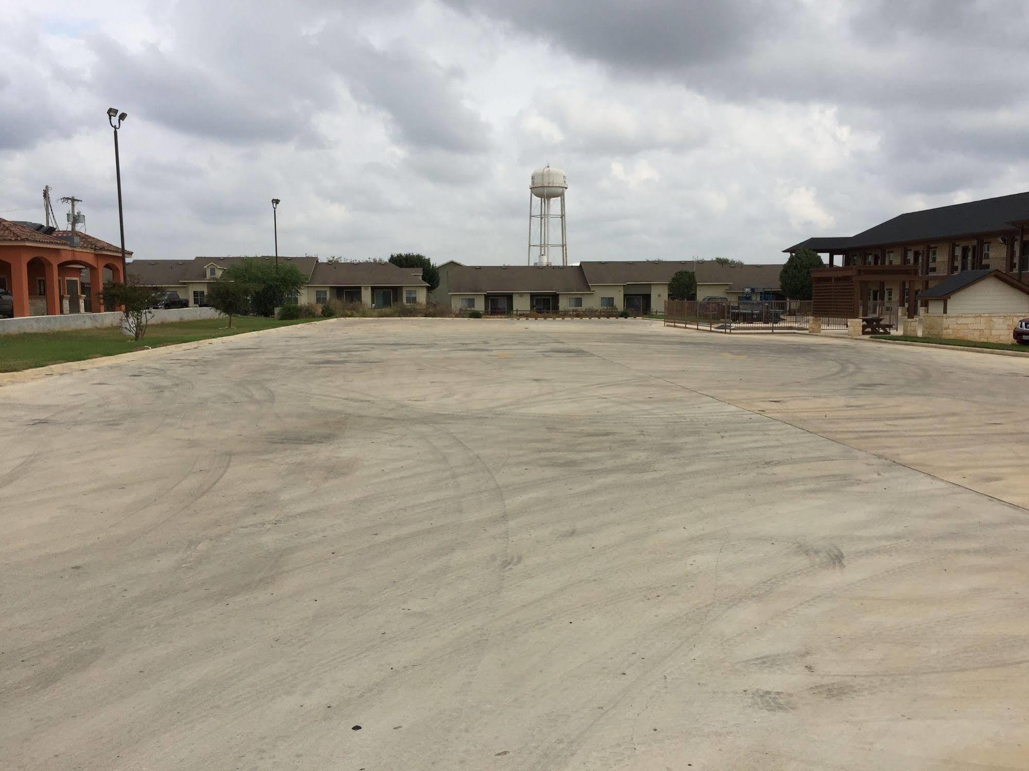 Pearsall Inn And Suites Εξωτερικό φωτογραφία