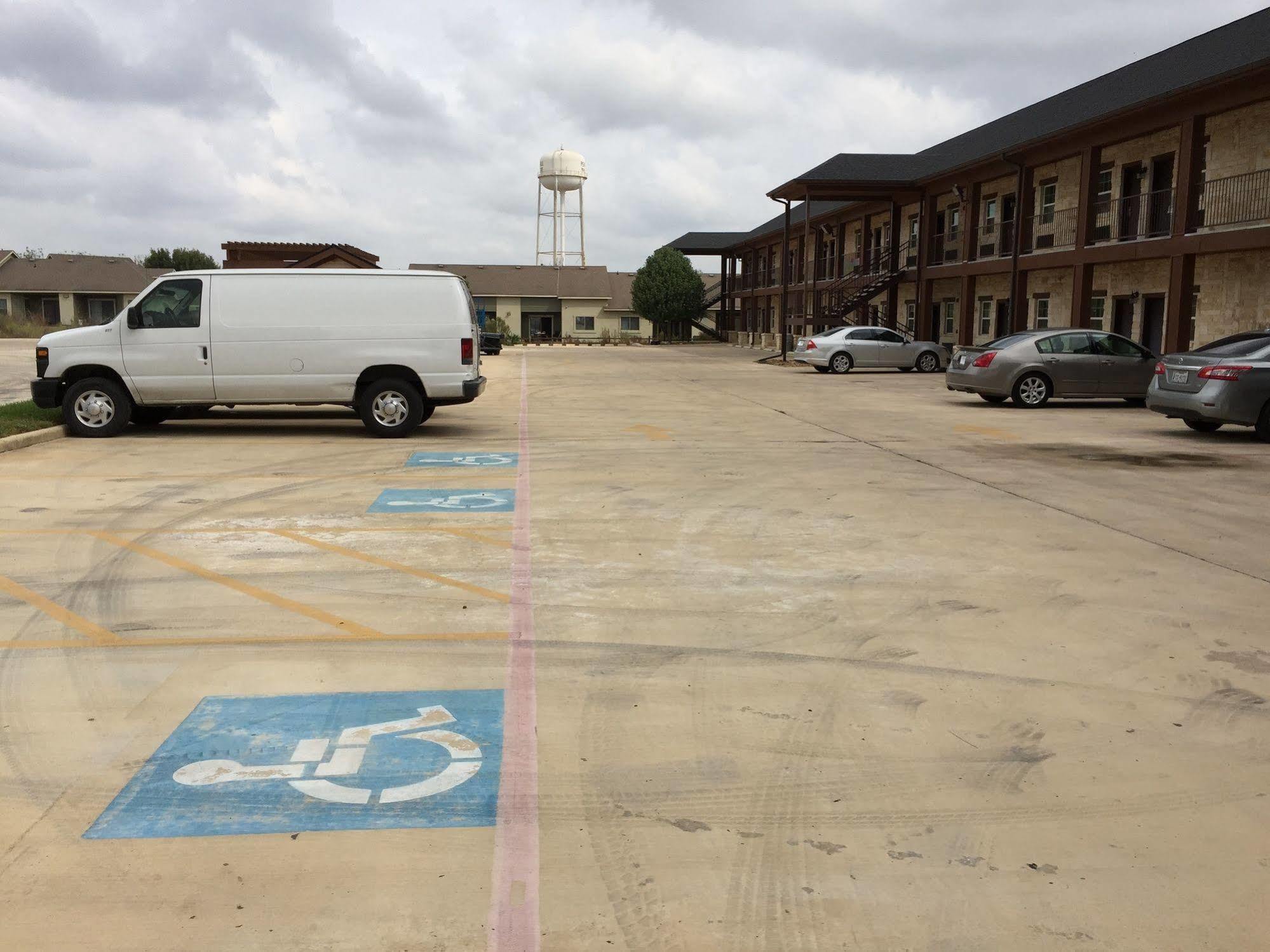 Pearsall Inn And Suites Εξωτερικό φωτογραφία