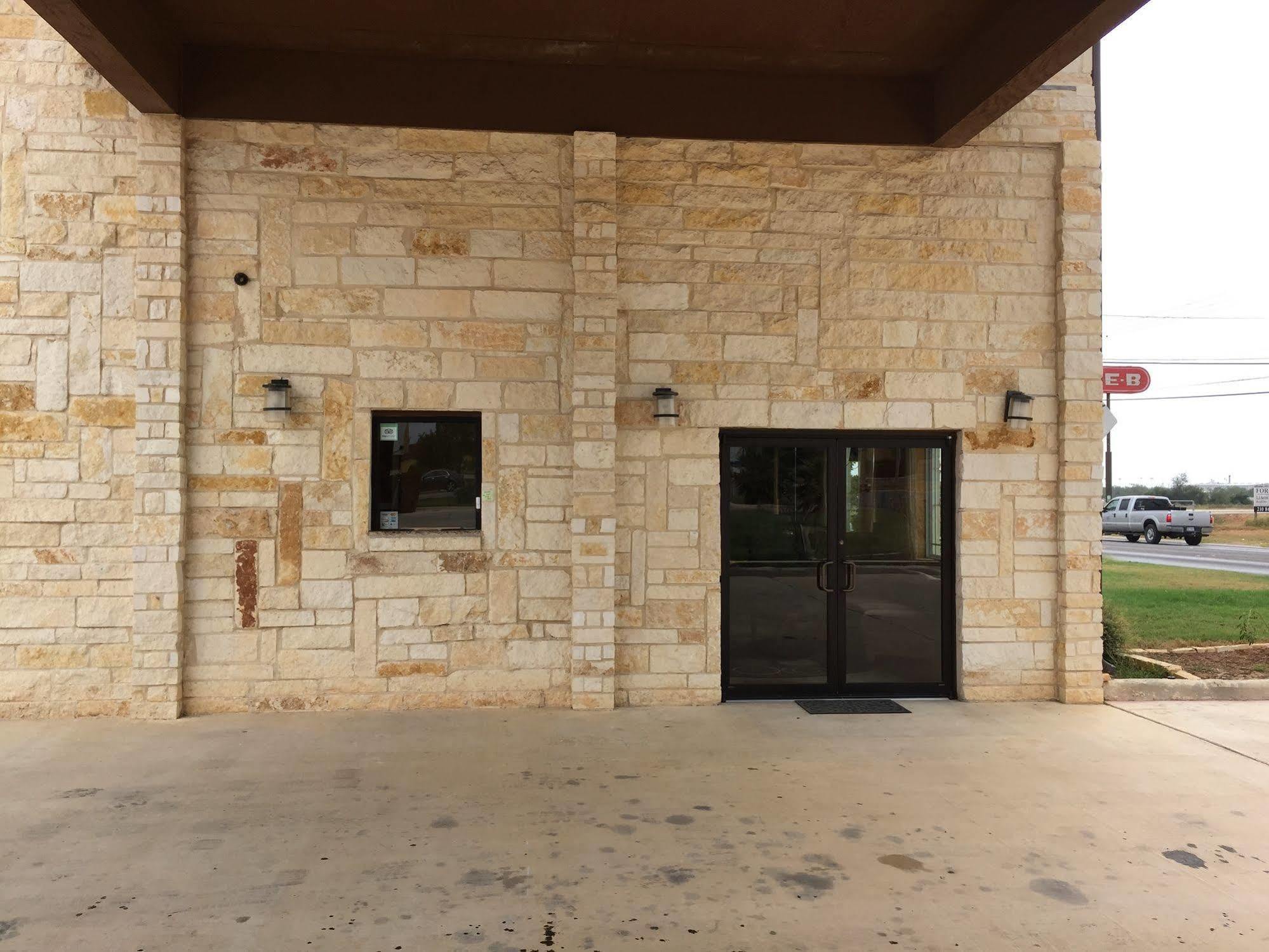 Pearsall Inn And Suites Εξωτερικό φωτογραφία