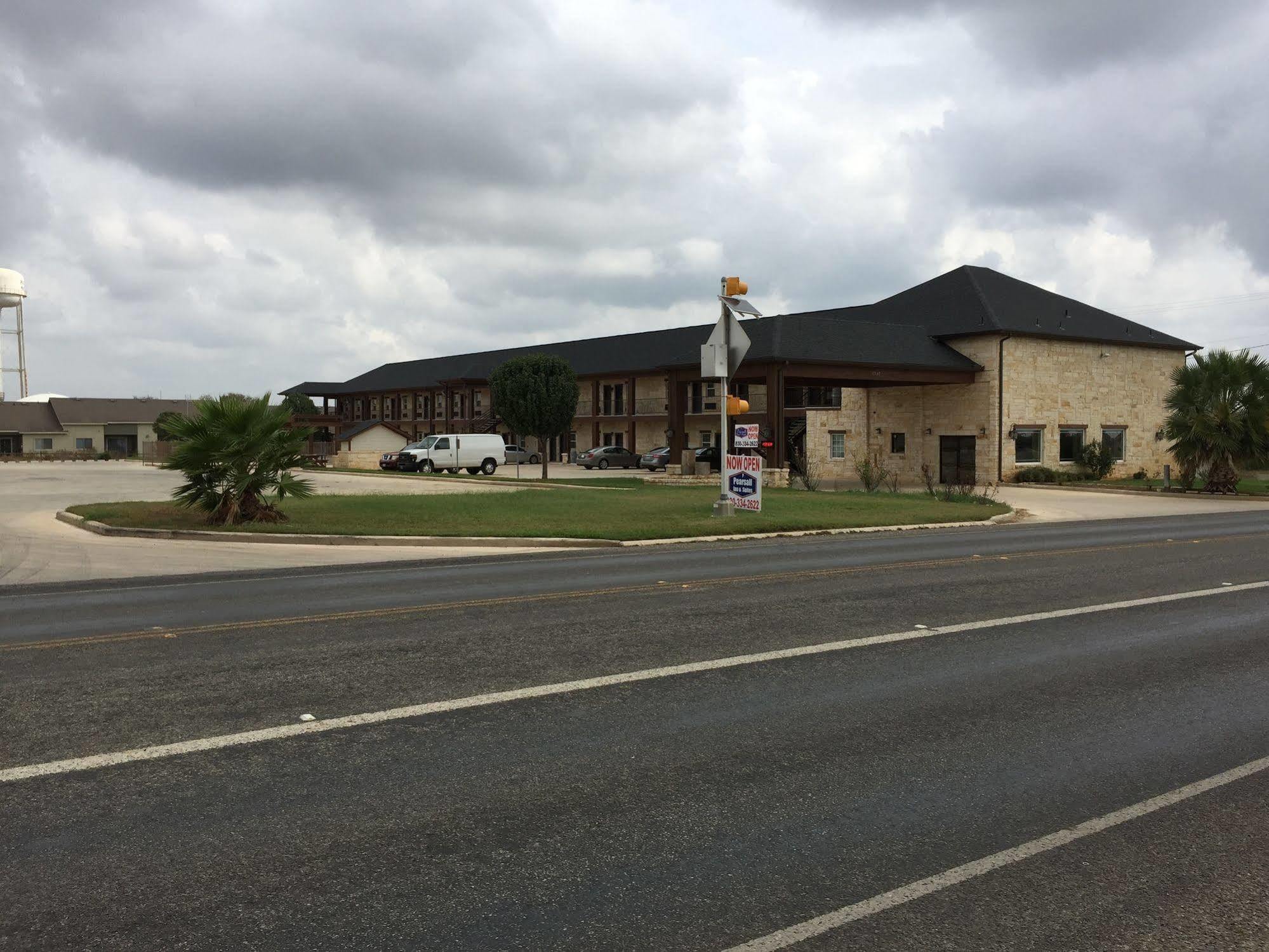 Pearsall Inn And Suites Εξωτερικό φωτογραφία
