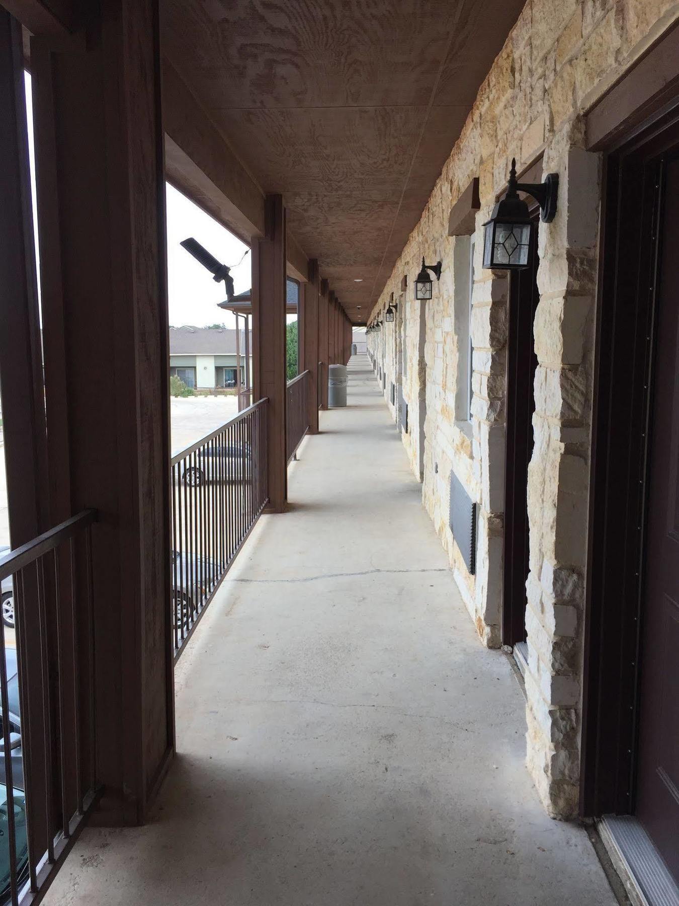 Pearsall Inn And Suites Εξωτερικό φωτογραφία
