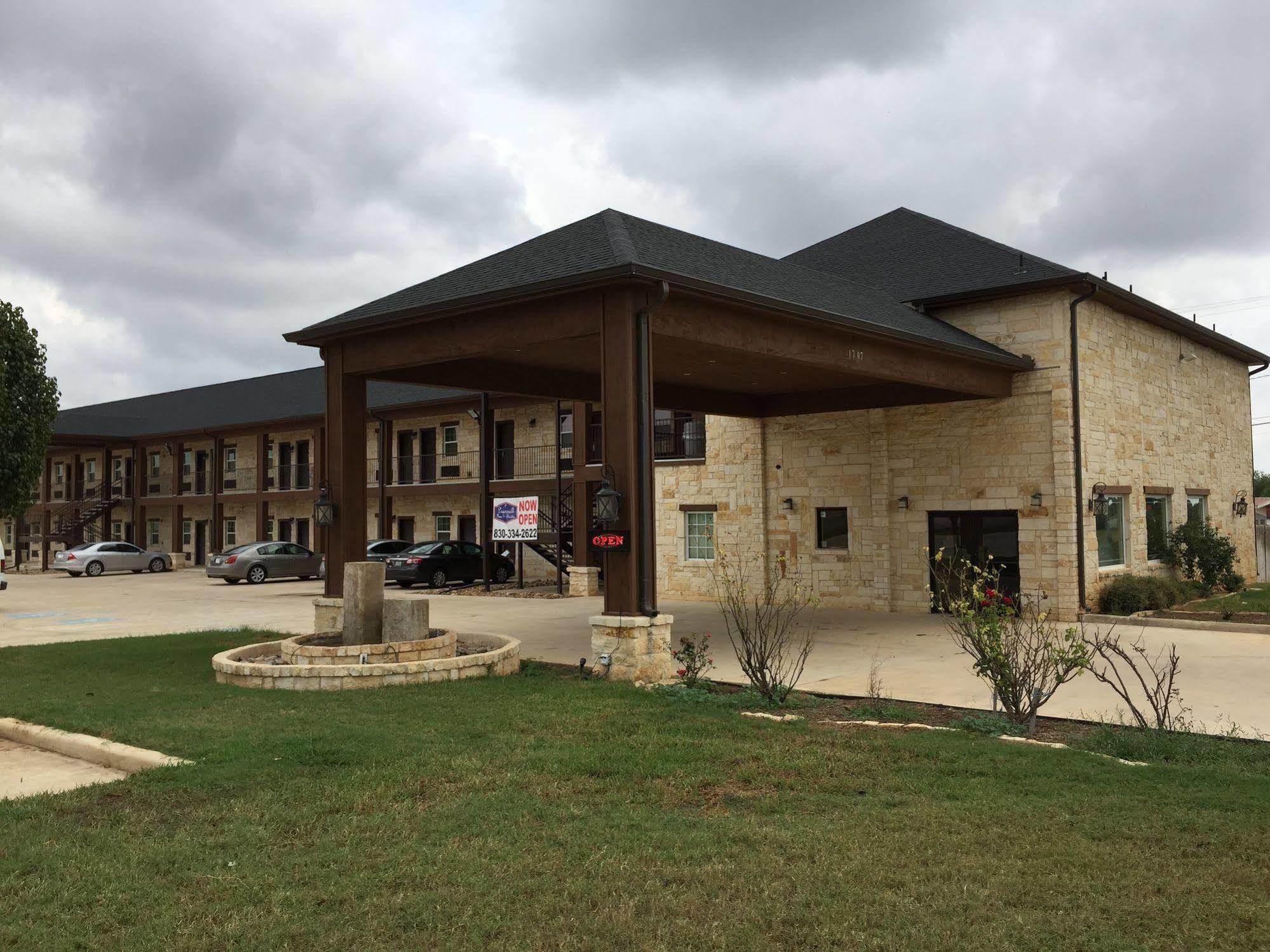 Pearsall Inn And Suites Εξωτερικό φωτογραφία