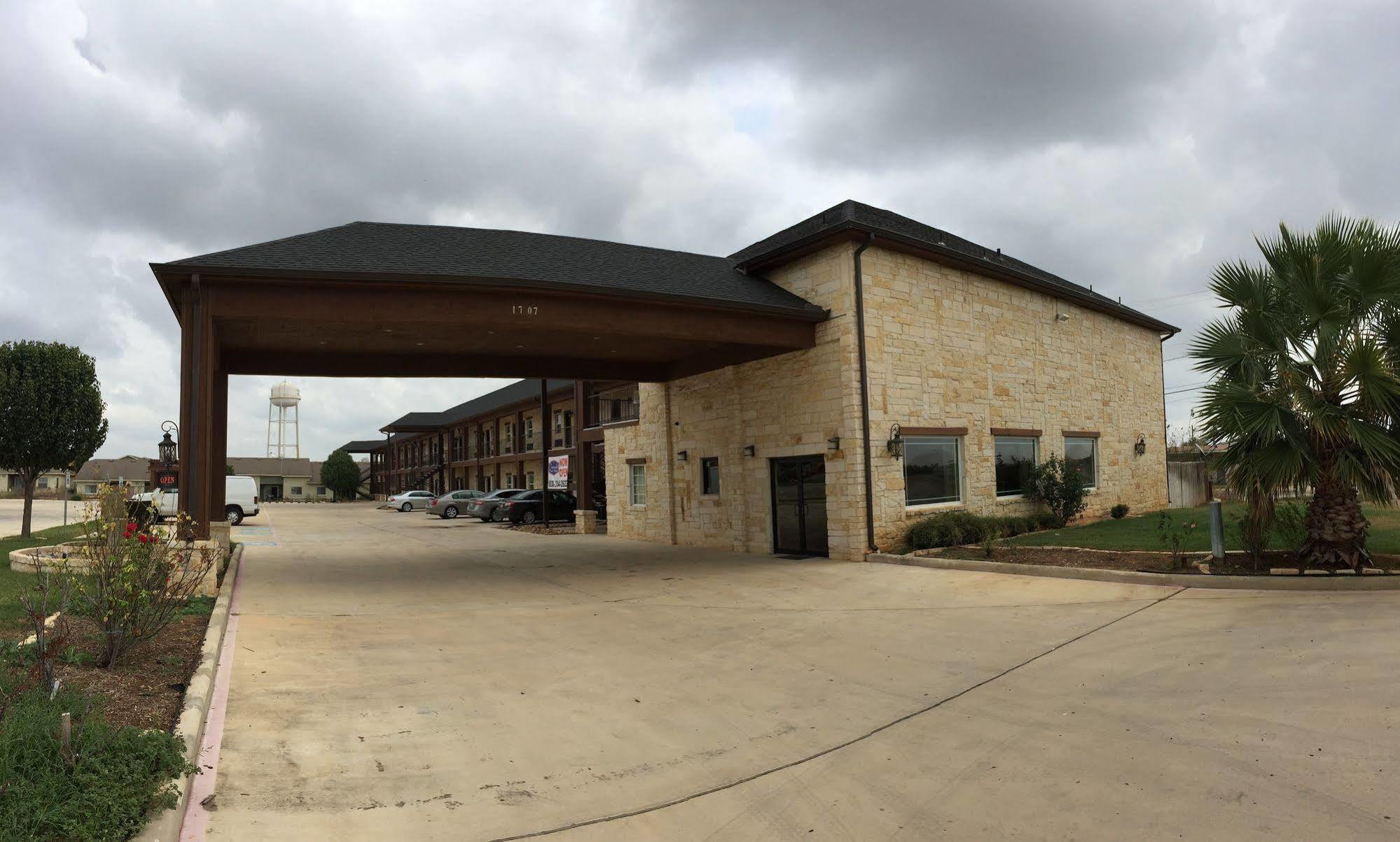 Pearsall Inn And Suites Εξωτερικό φωτογραφία