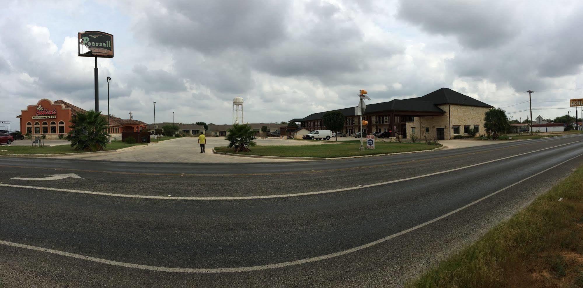 Pearsall Inn And Suites Εξωτερικό φωτογραφία