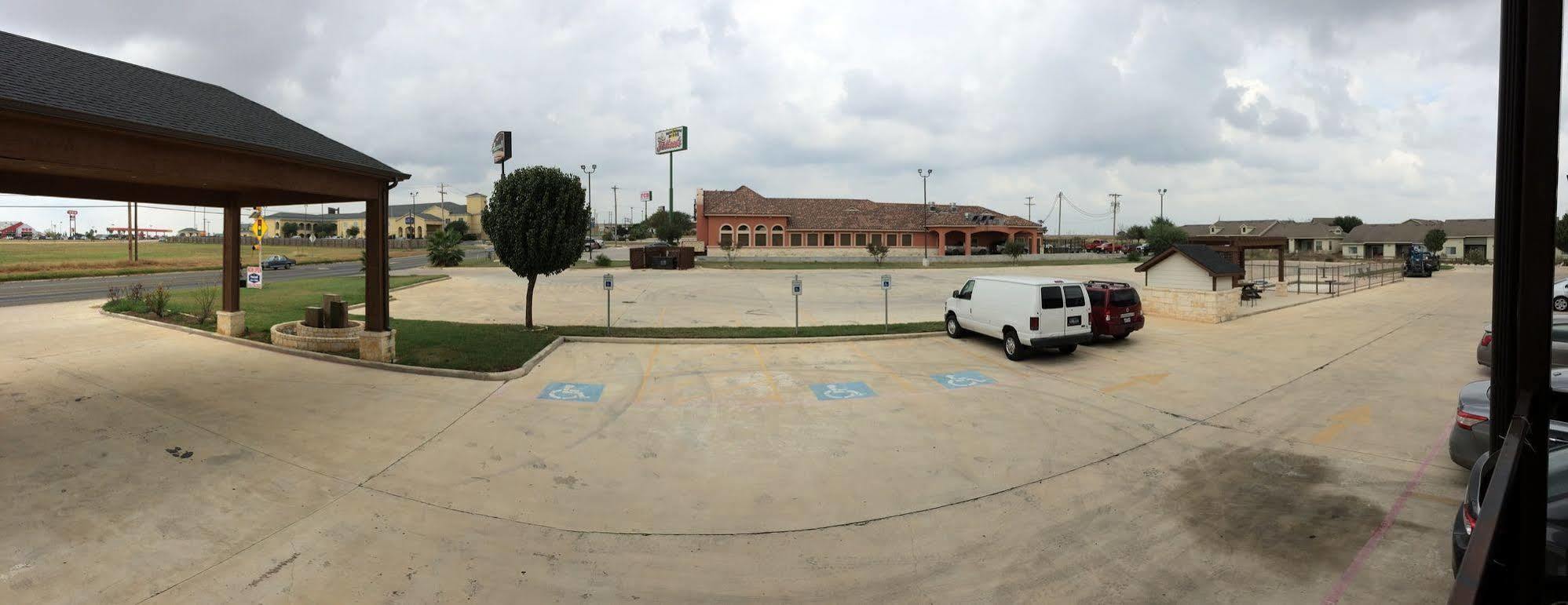 Pearsall Inn And Suites Εξωτερικό φωτογραφία