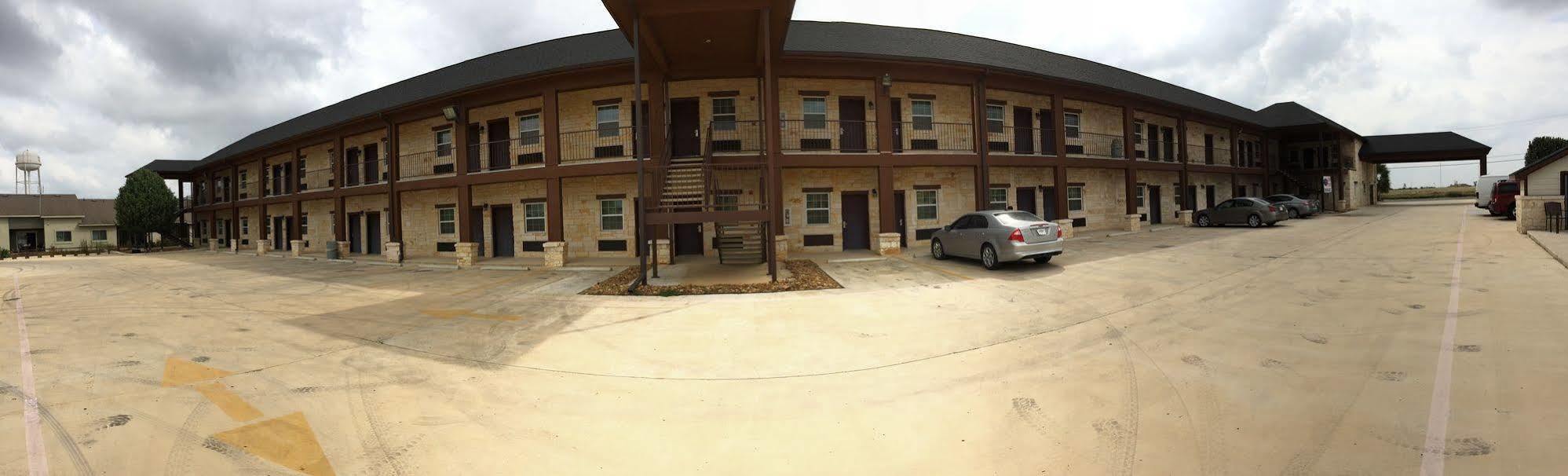Pearsall Inn And Suites Εξωτερικό φωτογραφία